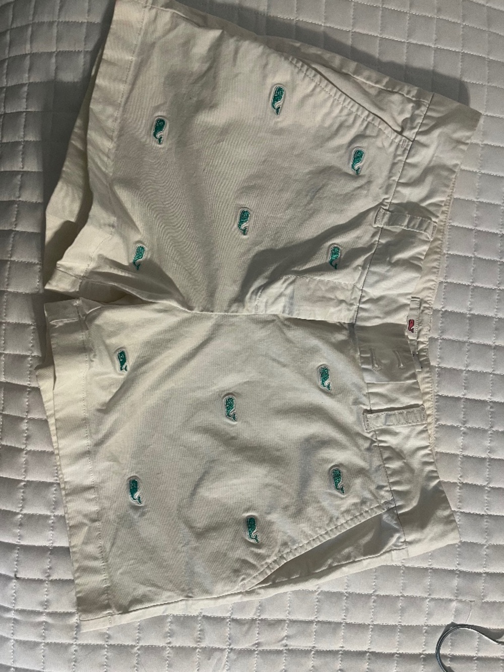 Vineyard Vines Dayboat shorts white with aqua blue embroidered whale print